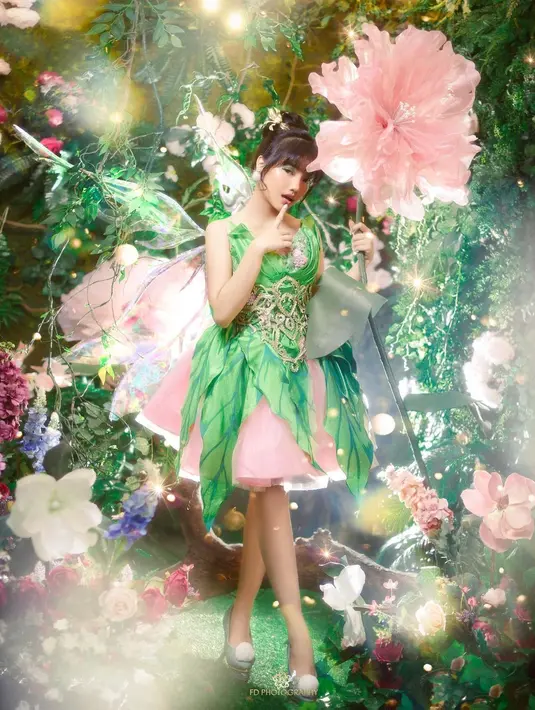 Fuji terlihat manis mengenakan mini dress berbentuk daun dari @moonandco_id. [Foto: IG/@fdphotography90].