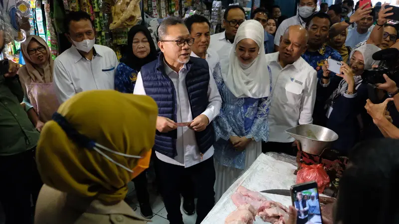 Menteri Perdagangan (Mendag) RI, Zulkifli Hasan melakukan kunjungan ke Pasar Bulu, Semarang, Jawa Tengah, Selasa (19/212/2023).