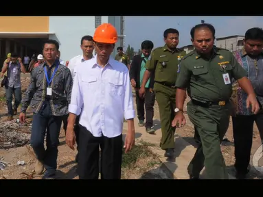 Gubernur DKI Jakarta Joko Widodo (Jokowi) blusukan ke Rusun di Kawasan Muara Baru, Jakarta Utara, Senin (4/8/2014) (Liputan6.com/Herman Zakharia)