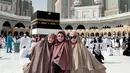 Tampilan kompak Nagita Slavina bareng ibu dan sang adik kenakan gamis dan hijab syarí nuansa coklat yang kalem. [@rieta_amilia]