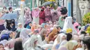 Satu sisi jalan persis depan gedung PP Muhammadiyah menuju Jalan Medan Merdeka Selatan juga telah ditutup aksesnya bagi pengendara untuk dijadikan tempat bagi jamaah untuk melaksanakan sholat. (Liputan6.com/Faizal Fanani)