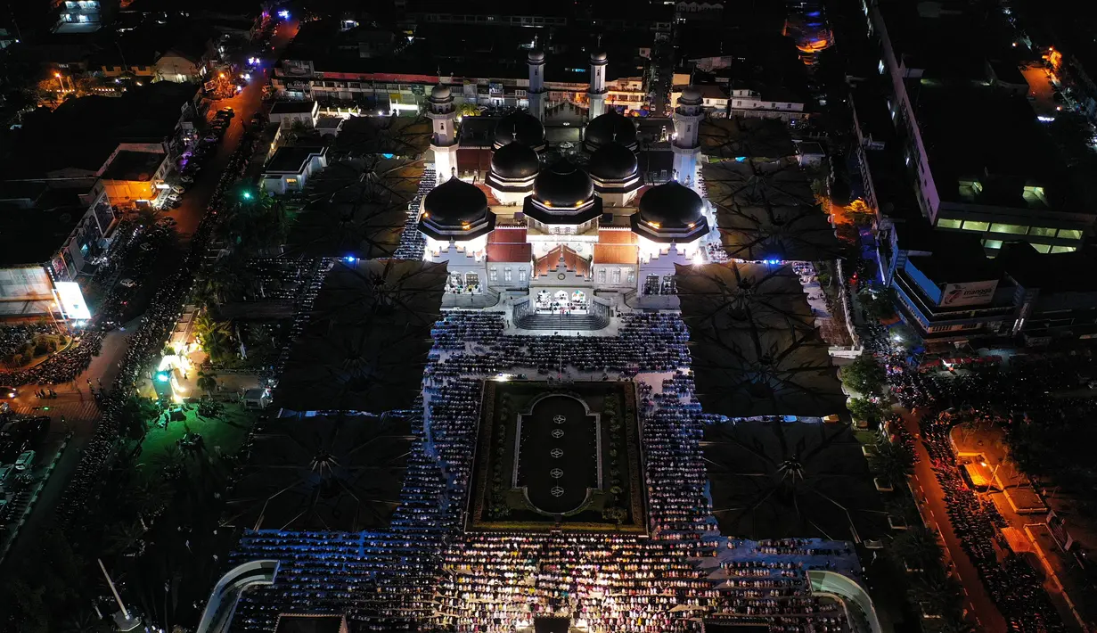 Foto dari udara memperlihatkan umat muslim sedang melaksanakan sholat tarawih pertama sekaligus menandai dimulainya bulan suci Ramadhan di Masjid Raya Baiturrahman, Banda Aceh, Rabu (22/3/2023). (CHAIDEER MAHYUDDIN/AFP)