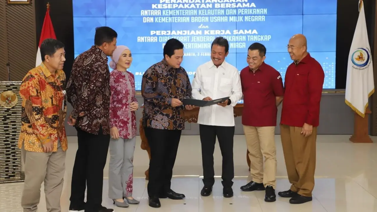 Menteri KKP Sakti Wahyu Trenggono dan Menteri BUMN Erick Thohir dalam acara penandatangan Kesepakatan Bersama antara KKP dan Kementerian BUMN di kantor KKP, Jakarta Pusat, Kamis (2/2/2023). (Dok KBUMN)