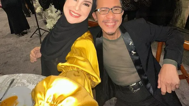 Aming hadir di momen pernikahan Adiba Khanza dan Egy Maula, dia tampil gagah dengan pakaian serba hitam.
