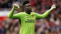 Selebrasi Andre Onana saat Manchester United (MU) menghadapi RC Lens pada laga uji coba di Old Trafford, Sabtu (5/8/2023) malam WIB. (Nick Potts/PA via AP)