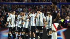 Penyerang Argentina, Lautaro Martinez (keempat kiri) merayakan gol saat pertandingan ke-12 kualifikasi Piala Dunia 2026 zona Amerika Selatan atau Conmebol melawan Peru di stadion La Bombonera, Buenos Aires pada Selasa 19 November 2024 waktu setempat atau Rabu 20 November 2024 pagi Waktu Indonesia Barat. (ALEJANDRO PAGNI/AFP)