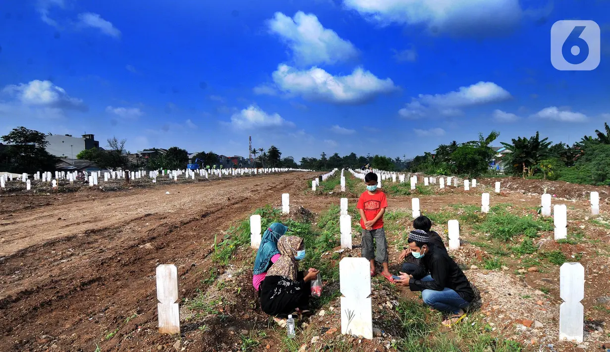 Warga melakukan ziarah makam menyambut bulan Ramadhan 1442 H di Tempat Pemakaman Umum (TPU) khusus covid-19 di Srengseng sawah 2, Jakarta Selatan, Jumat (09/04/2021). Tradisi ziarah makam dalam menyambut bulan Ramadhan setiap tahun dilakukan oleh umat Islam.
(merdeka.com/Arie Basuki)