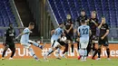 Pemain Lazio Sergej Milinkovic-Savic (kedua kiri) menendang bola saat menghadapi AC Milan pada pertandingan Serie A di Olympic Stadium, Roma, Italia, Sabtu (4/7/2020). AC Milan mengalahkan Lazio dengan skor 3-0. (AP Photo/Riccardo De Luca)