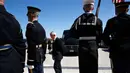 Menteri Pertahanan AS James Norman Mattis menunggu kedatangan Menlu RI, Retno LP Marsudi di Pentagon, Senin (26/3). Pertemuan keduanya di Washington merupakan kunjungan balasan setelah Mattis mengunjungi Jakarta pada Januari lalu. (AP/Jacquelyn Martin)