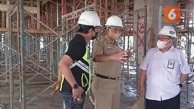 Kepala BPPW Sulsel Ahmad Asiri dan Bupati Wajo Amran saat meninjau proyek Pasar Tempe (Liputan6.com/Istimewa)
