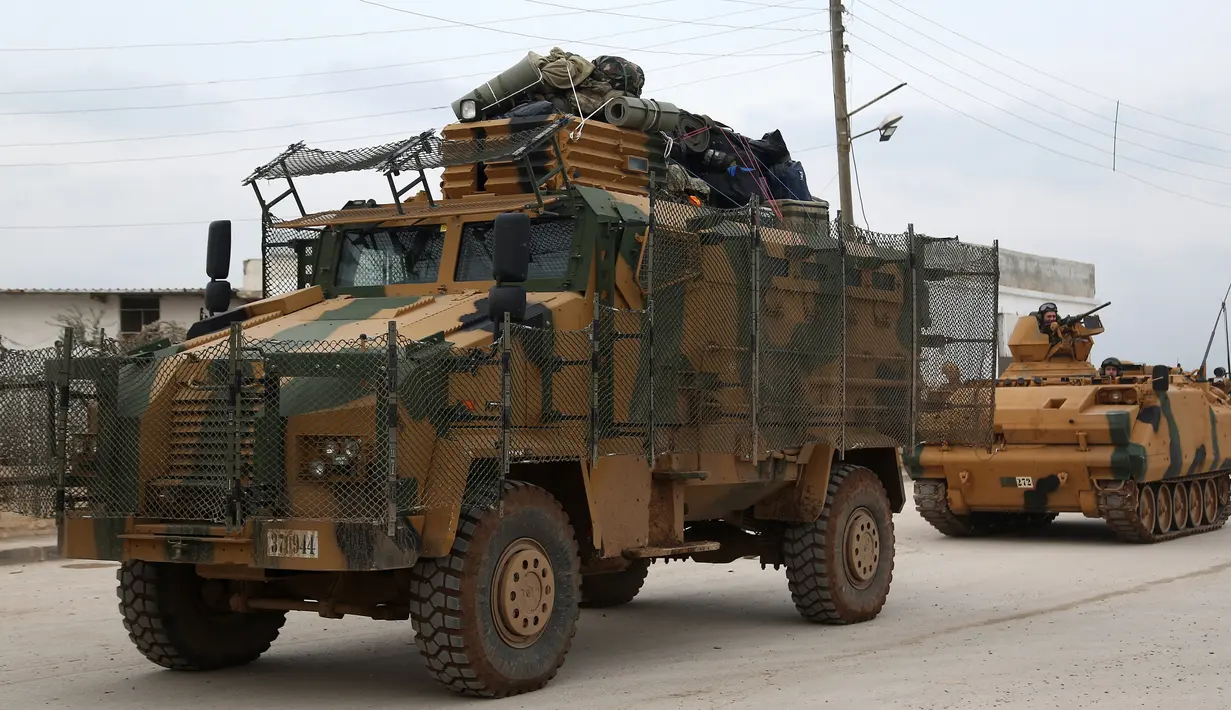 Pasukan lapis baja Turki (APC) saat melintasi perbatasan Bab al-Salamah antara Suriah dan Turki di utara provinsi Aleppo (21/1). Turki mengirim pasukannya ke perbatasan Suriah untuk mengusir Unit Perlindungan Rakyat Kurdi (YPG). (AFP/ Nazeer al-Khatib)