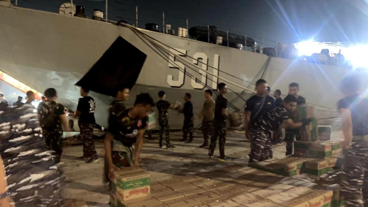 Percepat Distribusi Bantuan, KRI Teluk Gilimanuk-531 Tiba di Aceh Laksanakan Debarkasi untuk Korban Bencana Alam