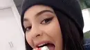 Dilansir dari HollywoodLife, Kylie Jenner sepertinya kesulitan untuk diet dan dirinya sering banget ngidam makanan manis dan kudapan tak sehat. (Youtube)