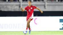 Pemain Timnas Indonesia, Miliano Jonathans menggiring bola dalam laga FIFA Matchday melawan Chinese Taipei di Stadion Gelora Bung Tomo (GBT), Surabaya, Jumat (05/09/2025). (Bola.com/Abdul Aziz)
