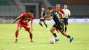 Egy Maulana Vikri (kanan) mencoba melewati Riswan Lauhin dalam pertandingan Dewa United melawan Persebaya Surabaya pada pekan ke-24 BRI Liga 1 di Stadion Pakansari, Kabupaten Bogor, Jumat (21/2/2025) malam WIB. (Bola.com/Abdul Aziz)