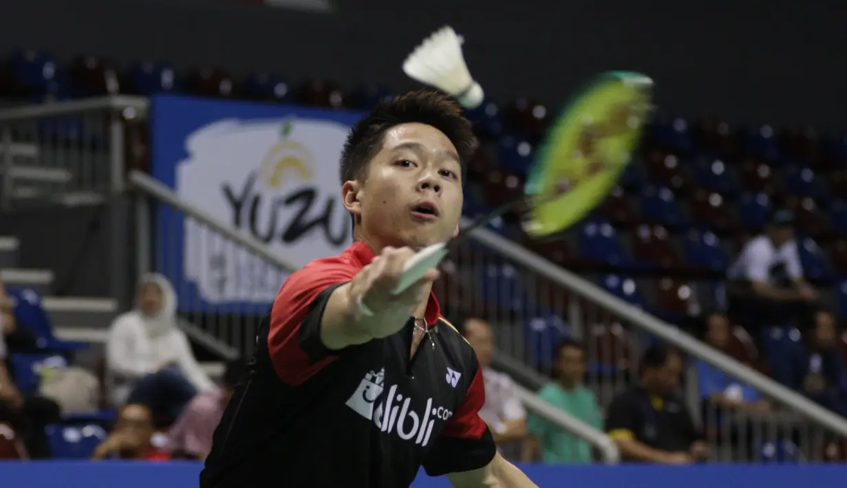 Pebulutangkis  PB Djarum Kudus, Kevin Sanjaya, saat melawan wakil PBAD Bandung di Britama Arena, Jakarta, Rabu (19/12). Kevin Sanjaya/ Akbar Bintang menang 21-9 21-17 atas Aji Firmansyah/Briliant Rachmat. (Bola.com/M Iqbal Ichsan)