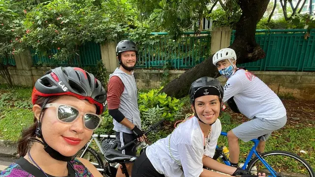Suka Olahraga Bareng, Ini 7 Potret Nadila Ernesta dan Eno Netral Saat Bersepeda
