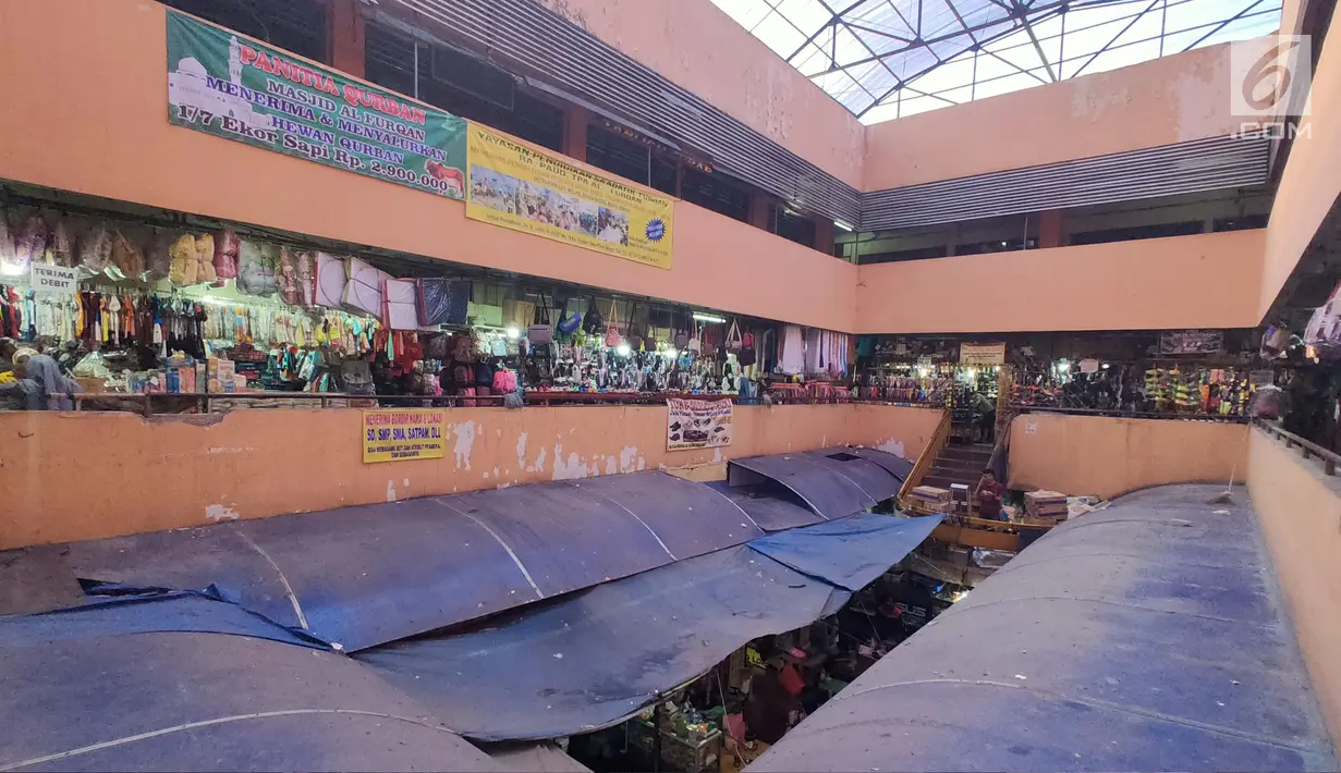 Suasana pasar tradisional Pasar Mingu di Jakarta, Rabu (17/7). Rencana revitalisasi 21 pasar tradisional di Ibu Kota terancam molor karena status lahan pasar masih dalam proses perubahan sertifikasi. (Liputan6.com/Immanuel Antonius)