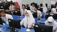 Sejumlah siswa mengikuti ujian nasonal berbasis komputer (UNBK) di SMA 12 Cilenggang, Serpong, Tangerang, Senin (9/4). Sebanyak 1.983.568 siswa SMA dan MA di Tanah Air mengikuti UNBK. (Merdeka.com/Arie Basuki)