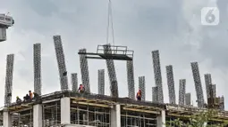Para pekerja menyelesaikan proyek pembangunan rumah susun sewa (Rusunawa) PIK Pulogadung, Jakarta, Kamis (25/2/2021). Pemprov DKI Jakarta menargetkan proyek pembangunan 10 rusun guna memenuhi kebutuhan tempat tinggal warga Ibu Kota. (merdeka.com/Iqbal S. Nugroho)