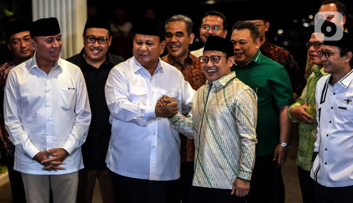 Keduanya berjabat tangan dan melakukan salam komando di hadapan awak media.  (Liputan6.com/Johan Tallo)