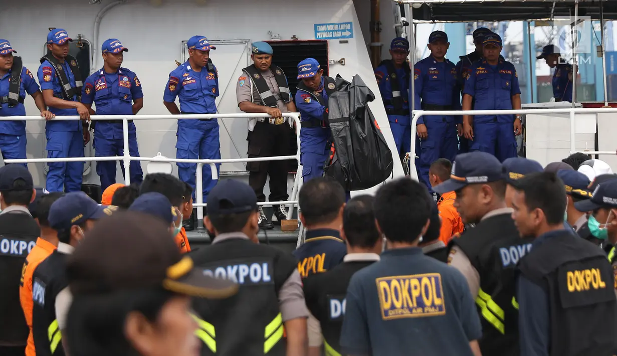 Petugas menurunkan kantung jenasah diduga penumpang pesawat Lion Air JT 610 di Pelabuhan JICT 2, Jakarta, Selasa (30/10). Sejumlah barang ditemukan petugas gabungan dalam operasi pencarian. (Liputan6.com/Helmi Fithriansyah)