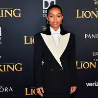 Yara Shahidi dan Donald Glover memakai suit Gucci Fall Winter 2019-2020 di premiere The Lion King (Dok. Gucci)
