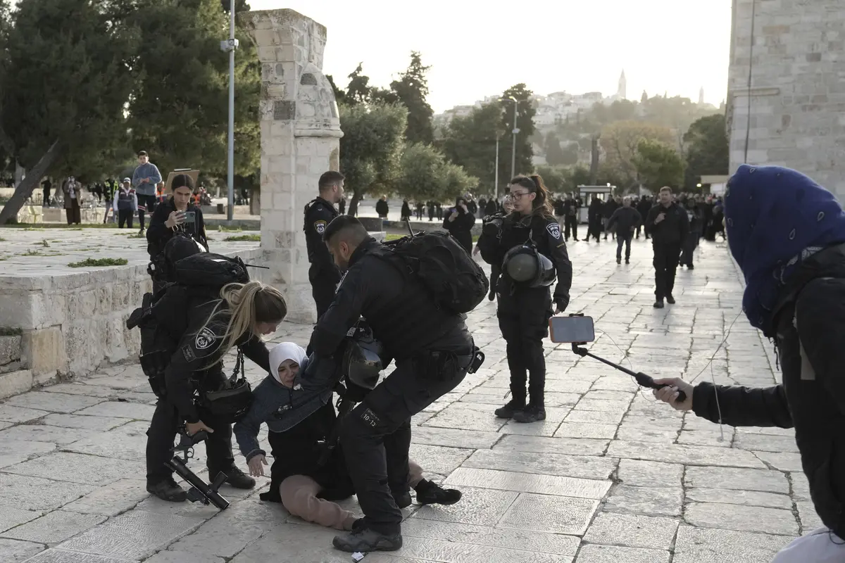 Polisi Israel Serang Jemaah di Masjid Al Aqsa