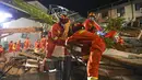 Petugas penyelamat sedang menggali sisa-sisa hotel yang runtuh untuk mencari korban selamat  di Suzhou di Provinsi Jiangsu, China timur (12/7/2021). (Li Bo/Xinhua via AP)