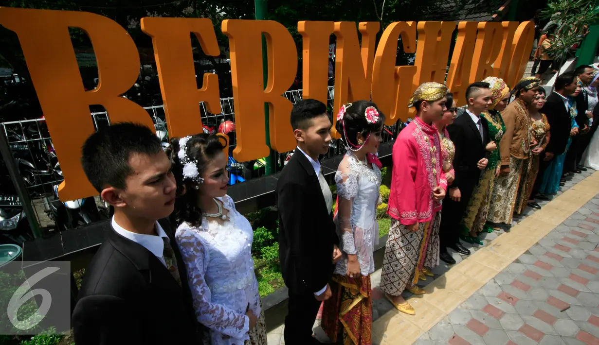 Sejumlah Calon pasangan mempelai foto bersama usai mengikuti fashion show busana pengantin di Pasar Beringharjo, Yogyakarta (3/2). Busana akan di pakai saat nikah massal yang akan di gelar 4 April 2016. (Liputan6.com/Boy Harjanto)