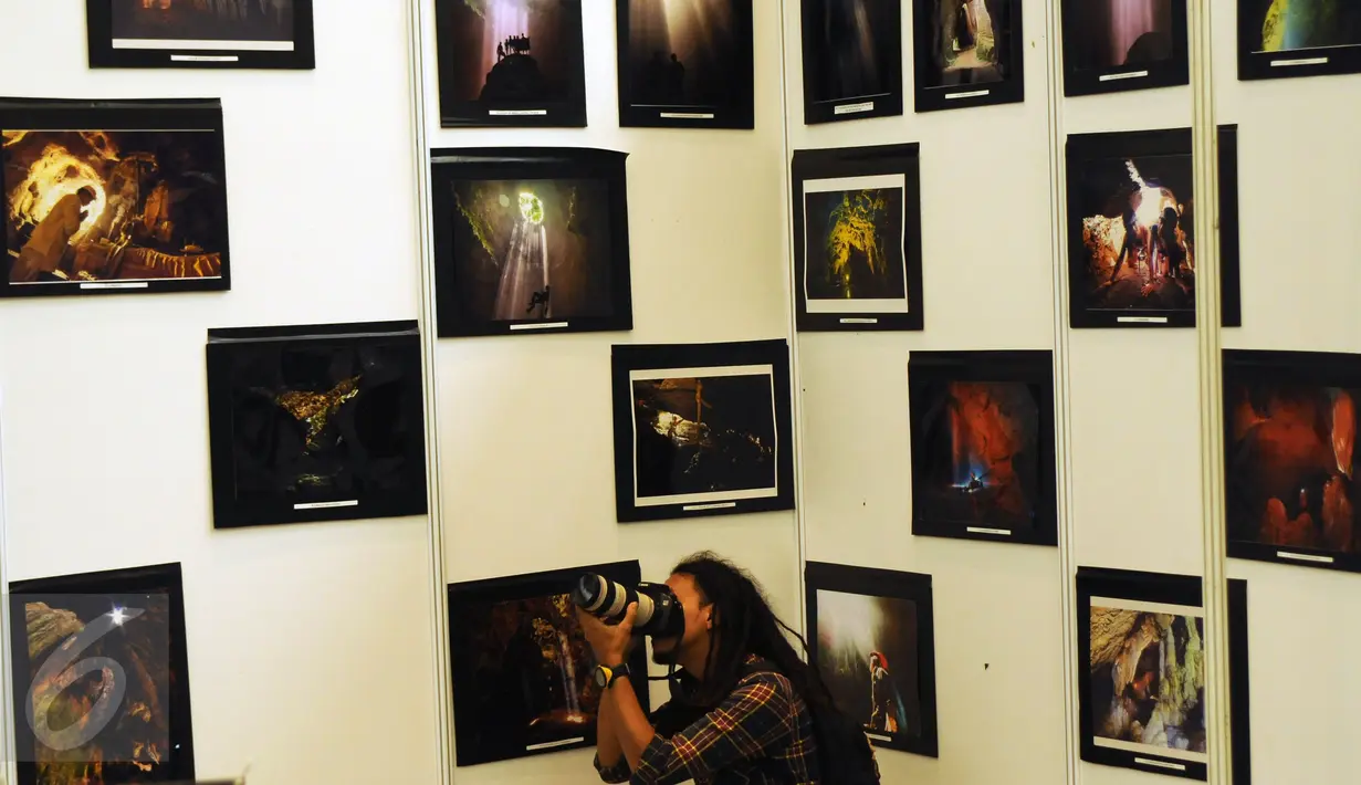 Keindahan alam dasar bumi yang terangkum dalam karya foto dipamerkan pada Deep & Extreme Indonesia 2016 di JCC, Jakarta, Sabtu (2/4/2016). Pameran ini juga memasarkan kelengkapan olahraga ekstrim. (Liputan6.com/Helmi Fithriansyah)