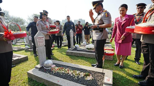 Kapolri Jenderal Listyo Sigit Prabowo beserta Pejabat Utama (PJU) Mabes Polri melakukan ziarah serta tabur bunga di Taman Makam Pahlawan (TMP) Kalibata, Jakarta Selatan.