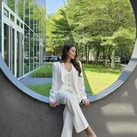 Tampil serba putih dengan vest dan blazer, gaya Raisa terlihat begitu sophisticated. [Foto: Instagram/ Raisa]