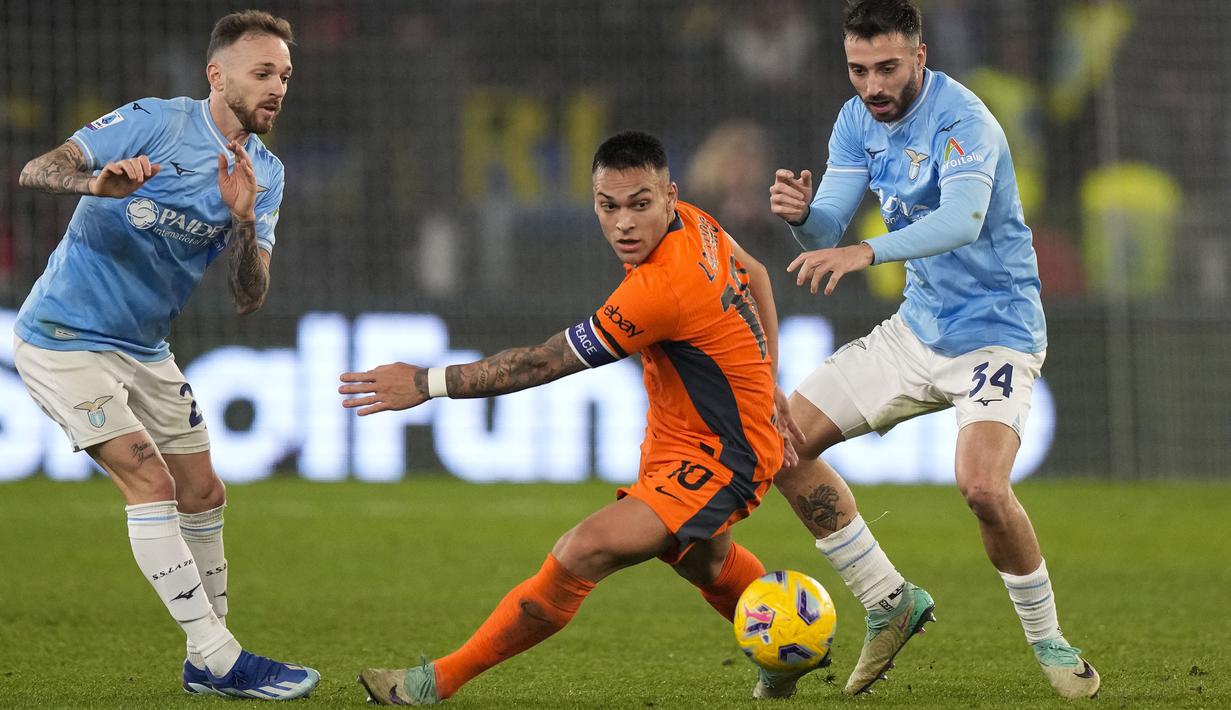 Pemain Inter Milan, Lautaro Martinez (tengah) berusaha melewati pemain Lazio pada laga lanjutan Liga Italia 2023/2024 di Olympic Stadium, Roma, Italia, Senin (18/12/2023) dini hari WIB. (AP Photo/Andrew Medichini)
