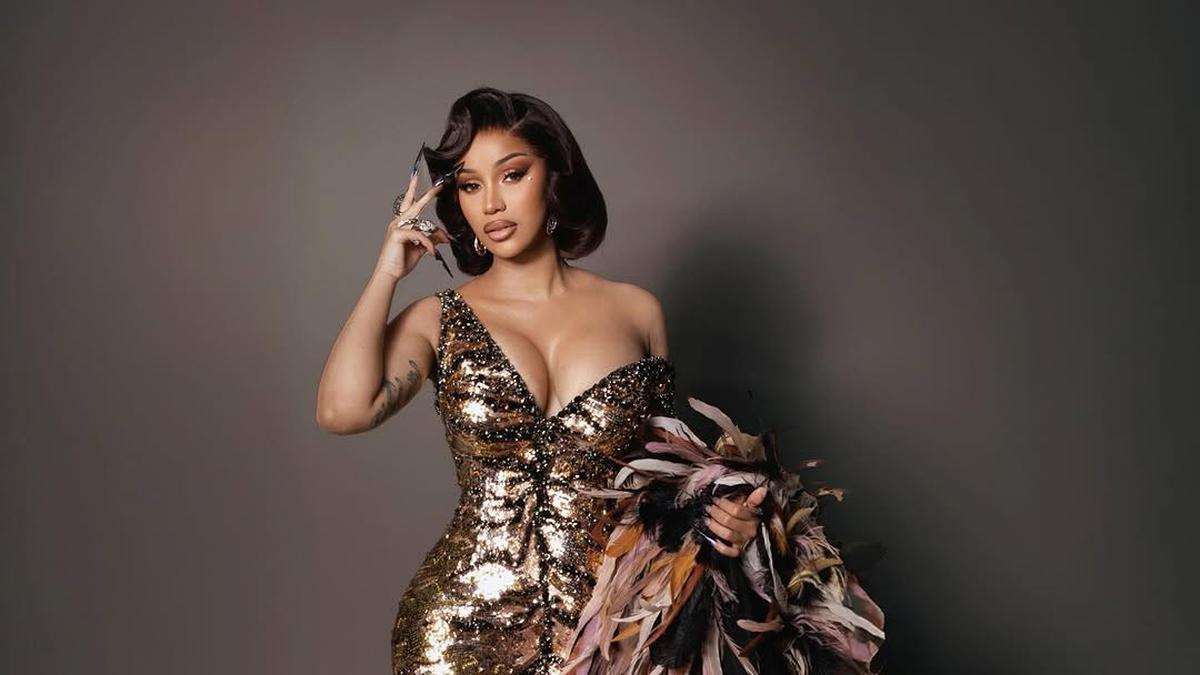 6 Potret Cardi B Bergaya Old Hollywood dengan Gaun Bulu di Grammy Awards 2025