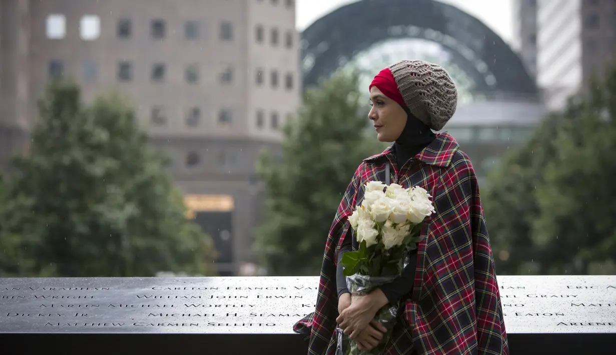 Presenter yang JUGA dokter, Lula Kamal, berpose sebelum menaruh mawar di The National September 11 Memorial di Lower Manhattan, New York, Kamis (10/9/2015). Masyarakat akan menggelar peringatan terkait tragedi 9/11. (REUTERS / Andrew Kelly)