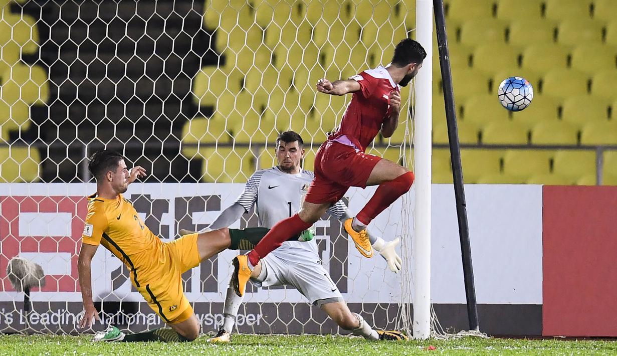 Pemain Suriah, Omar Khrbi, melepaskan tendangan ke gawang Australia pada laga Kualifikasi Piala Dunia 2018 di Stadion Hang Jebat, Kamis (5/10/2017). Suriah bermain imbang 1-1 dengan Australia. (AFP/Mohd Rasfan)