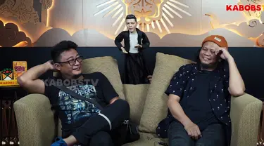 Reza eks NOAH dan Andika eks Peterpan reuni untuk berbincang kocak dengan boneka mirip Ariel NOAH yang diberi nama Aral. (Foto: Dokumentasi KABOBS TV)