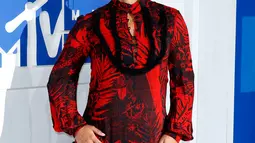 Senyum Alicia Keys ketika berpose di karpet merah ajang MTV Video Music Awards 2016 di New York, Minggu (28/8). Alicia tampil dengan gaun panjang merah-hitam motif floral, serta tatanan rambut kepang yang dikuncir tinggi.  (REUTERS/Eduardo Munoz)
