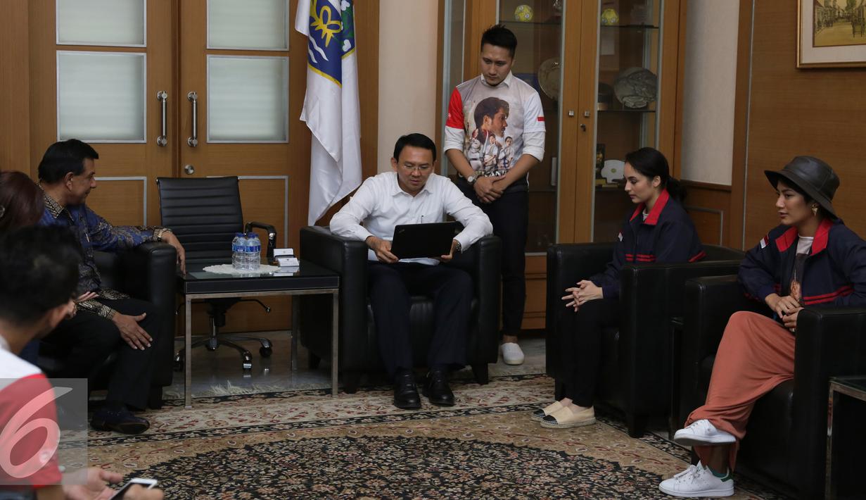 Suasana pertemuan pemain 3 Srikandi dengan Gubernur Ahok di Balai Kota, Jakarta, Selasa (19/7). Mereka mengajak Gubernur Ahok untuk nonton bareng bersama film 3 Srikandi. (Liputan6.com/Herman Zakharia)