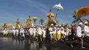 Umat Hindu menggelar acara Melasti di Gianyar, Bali, Minggu (6/3/2016). Melasti adalah sebuah upacara menjelang perayaan Hari Raya Nyepi. (Reuters/ Roni Bintang) 