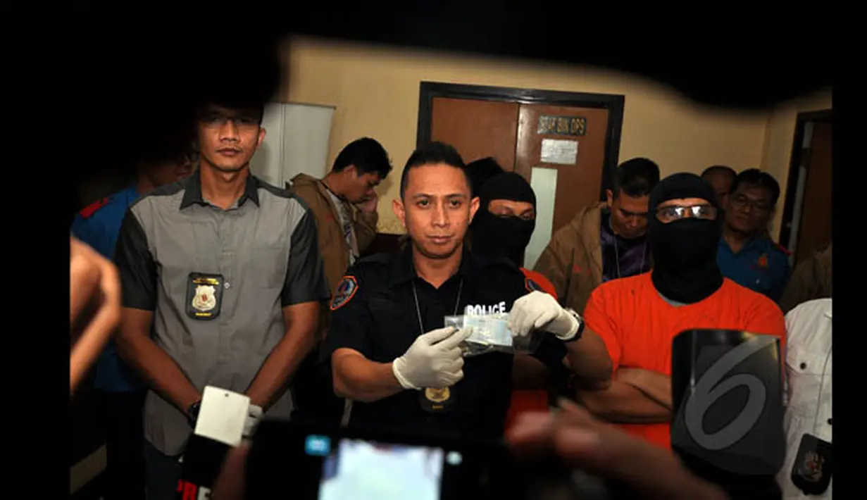 Petugas kepolisian merilis barang bukti penangkapan gitaris grup band Padi, Ari Tri Susanto di Polres Metro, Jakarta Selatan, Kamis (22/1/2015). (Liputan6.com/Miftahul Hayat)