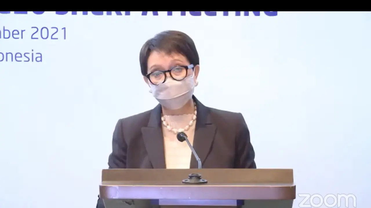 Menlu Retno Marsudi dalam press briefing usai Pertemuan Sherpa G20 pertama.