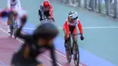 Meski hanya meraih perunggu pada nomor terakhirnya, Ayustina Delia Priatna mengaku puas dengan hasil keseluruhan yang diraih di SEA Games 2025 Thailand. Tampak dalam foto, pembalap sepeda Indonesia, Ayustina Delia Priatna (depan) saat berlomba pada lomba nomor trek scratch putri di Hua Mark Velodrome, Bang Kapi, Bangkok, Thailand, Kamis (18/12/2025). (Bola.com/Bagaskara Lazuardi)