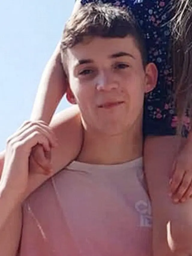 [Bintang] Cerita Sedih di Balik Foto Seorang Gadis yang Memeluk Pacar untuk Terakhir Kali