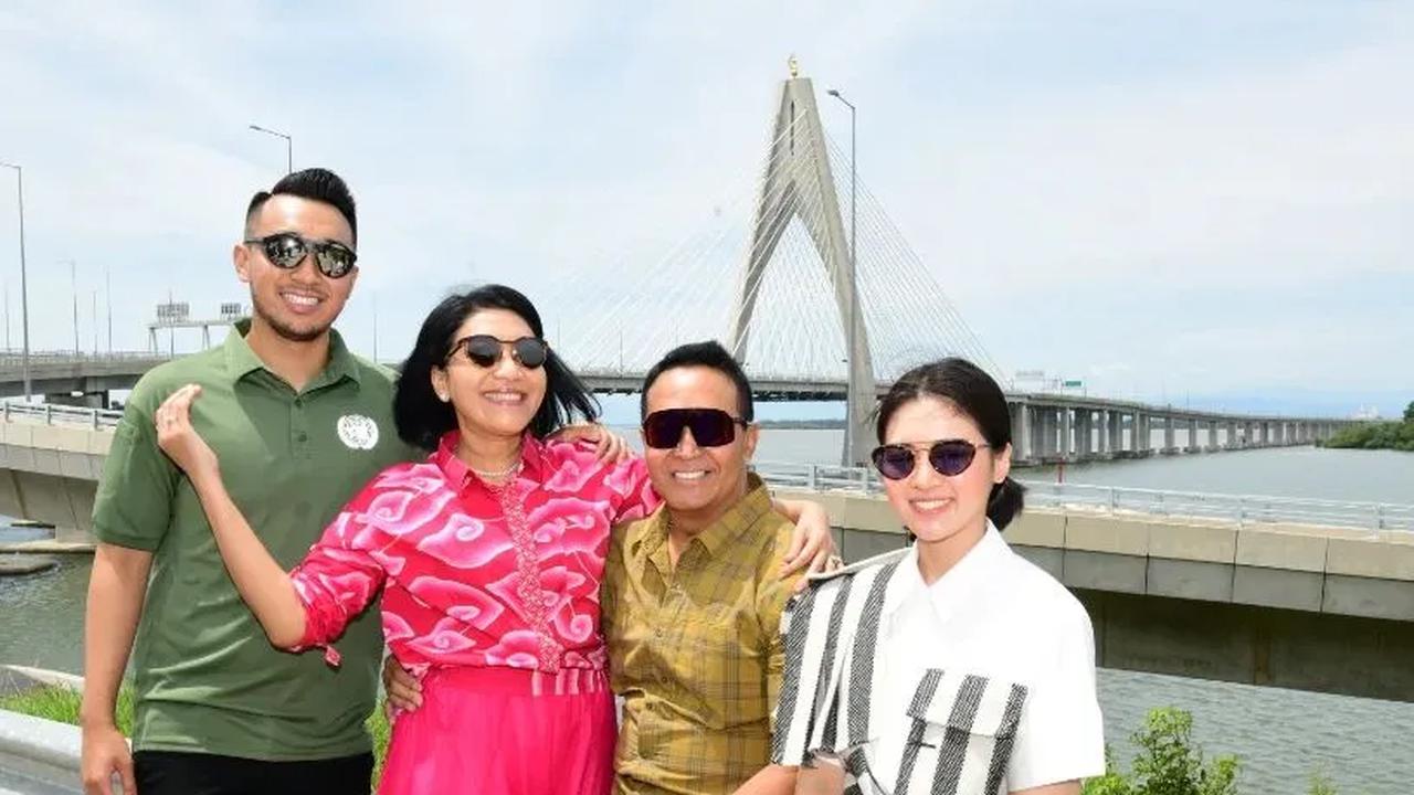 Mereka mengawali momen jalan-jalan dengan melihat keindahan jembatan Sultan Haji Omar Ali Saifuddien, yang menjadi jembatan terpanjang di Asia Tenggara. <br>