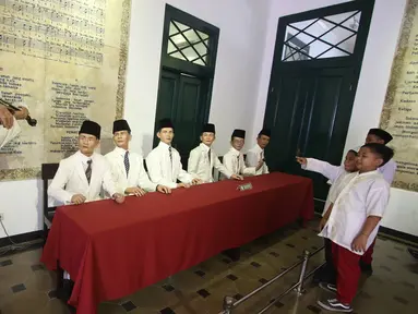  Sejumlah anak memerhatikan diorama di Museum Sumpah Pemuda di Jakarta, Jumat (28/10). Hari Sumpah Pemuda yang diperingati tanggal 28 Oktober membuat museum tersebut ramai pengunjung melihat sejarah bangsa Indonesia. (Liputan6.com/Immanuel Antonius)