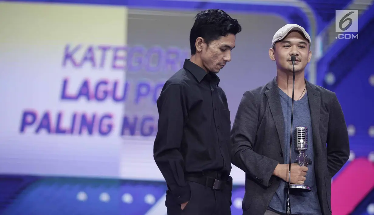 Perwakilan Band Payung Teduh saat menerima penghargaan kategori Lagu Pop Paling Ngetop dalam acara SCTV Music Awards 2018 di Studio 6 Emtek, Jakarta, Jumat (27/4). (Liputan6.com/Faizal Fanani)