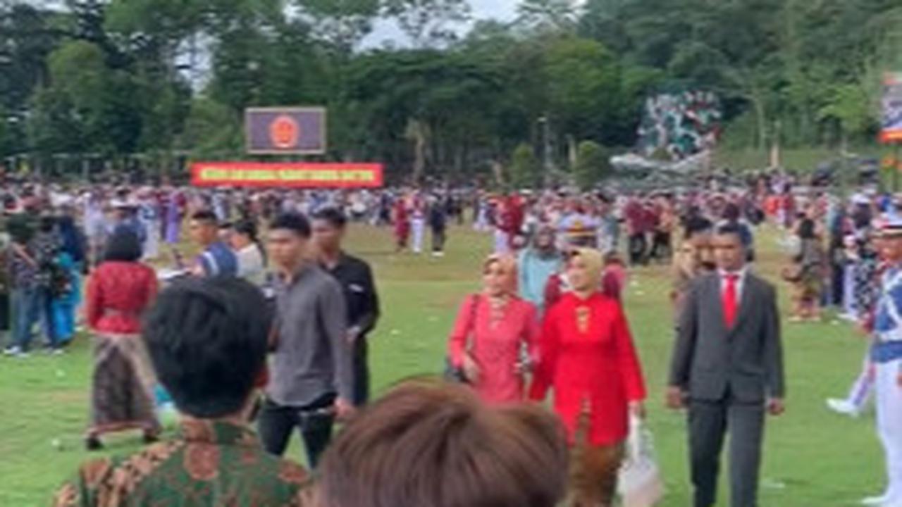 Terlihat dalam video, mereka berjalan bersama-sama ke tengah lapangan mencari temannya. <br>