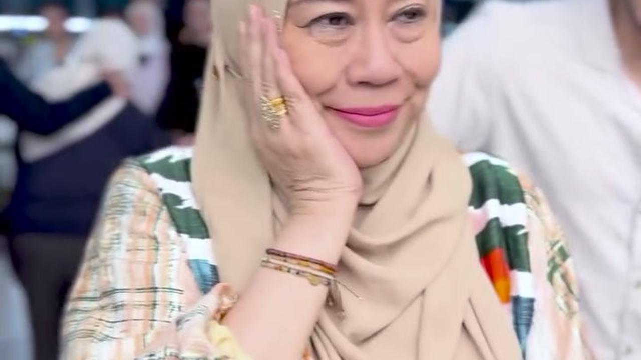 Momen Dewi Yull Antarkan Surya Sahetapy Kembali ke Amerika, Berusaha Tegar Tapi Mewek Juga